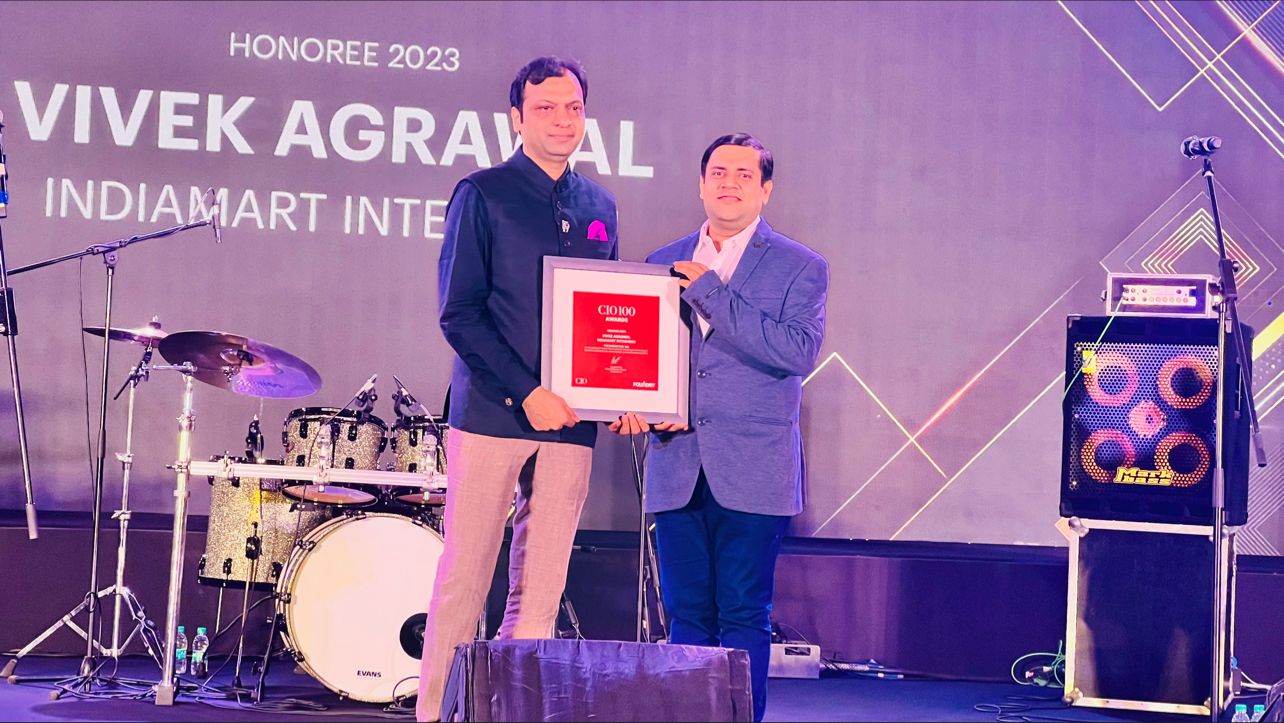 Vivek Agrawal receiving CIO100 Disruptive 100 CIO Award 2023 on stage